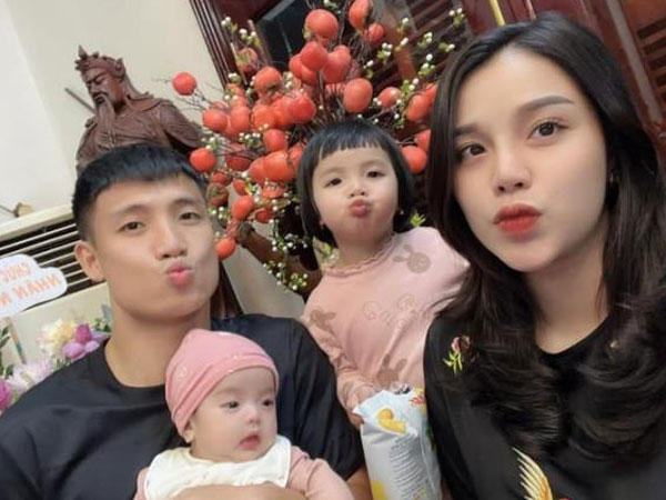 Hội gái xinh, cầu thủ ngày 8/3: 'Cô dâu 200 cây vàng' được chồng chuyển khoản 200 triệu, Dũng trung vệ gửi lời chúc đến '3 bông hoa' trong nhà
