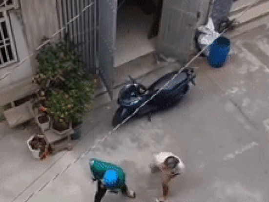 Clip: Mâu thuẫn trong lúc nhận hàng, người đàn ông lớn tuổi đấm nam shipper 'không trượt phát nào'