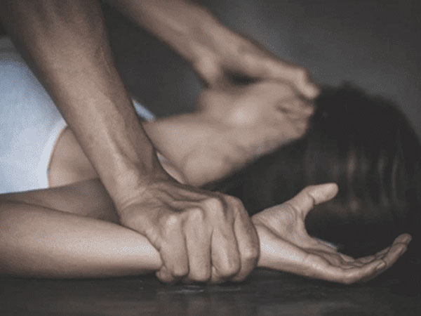 Bắt quả tang con nuôi xâm hại con đẻ ở Hà Nội