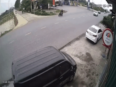 Clip: Khoảnh khắc ô tô lấn làn đâm xe máy vỡ vụn, tài xế nằm bất động tại chỗ khiến người xem không khỏi rùng mình