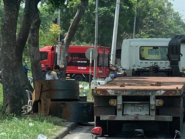Người đàn ông bán vé số bị cuộn thép 20 tấn rơi trúng người