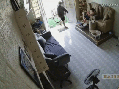 'Lạnh người' clip bé trai ngồi chơi trong nhà bị một người đàn ông lạ mặt xông vào giở trò cướp giật
