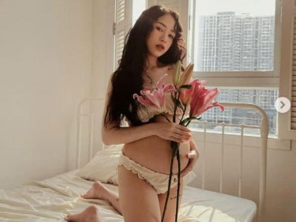 Ái nữ nhà đại gia Minh Nhựa diện nội y, không ngại khoe những vết rạn trên bụng bầu