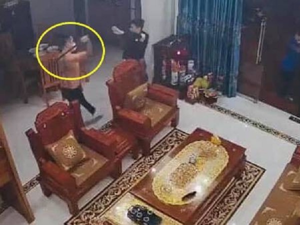 Xôn xao clip ghi diễn biến bên trong nhà vụ chém người kinh hoàng ở Bắc Giang: Nạn nhân vung dao trước?