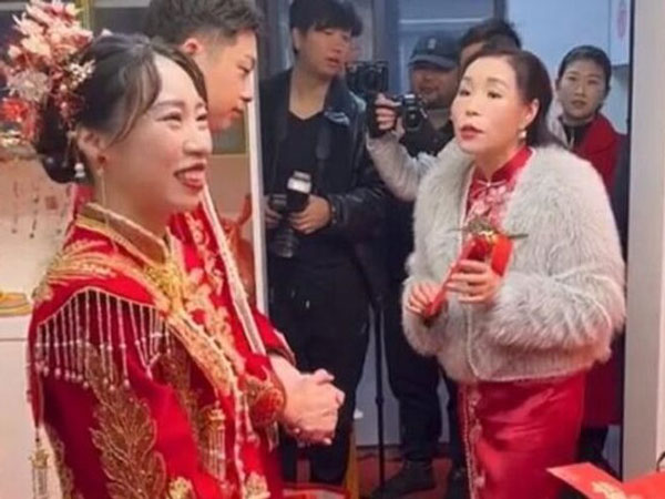 Dè bỉu mẹ kế của chồng ăn mặc quê kệch, xấu xí trong đám cưới, con dâu lãnh đủ cái kết 'ê chề'