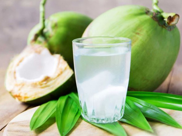 F0 uống nước dừa cực tốt cho việc phục hồi, đào thải nhanh virus, nhưng có 6 nhóm người cần tuyệt đối tránh xa