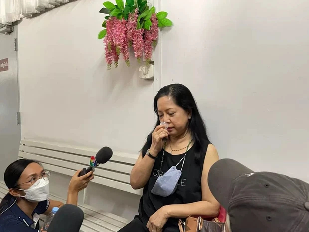 Mẹ nữ diễn viên 'Chiếc lá cuốn bay' đòi nhảy lầu, ngất xỉu tại trụ sở cảnh sát trước áp lực dư luận