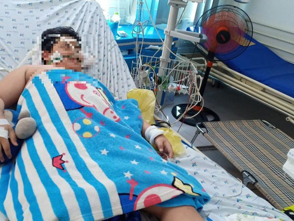 Cậu bé dư cân nguy kịch vì mắc Covid-19 kèm theo sốt xuất huyết