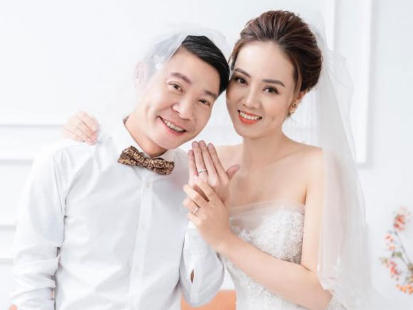 Bị đồn 'rạn nứt tình cảm' chỉ vì 1 đoạn status, bà xã kém 15 tuổi của NS Công Lý lên tiếng