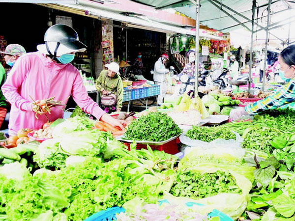 Lít xăng, viên thuốc tăng không thấy đỉnh, dân Việt lo tiền 'bốc hơi'