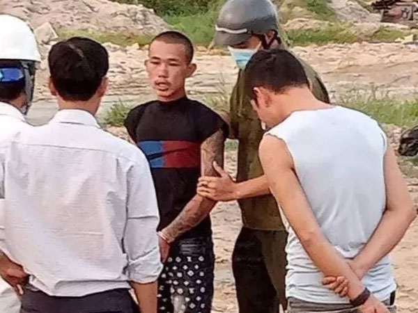 Khởi tố tài xế xe cuốc dùng gàu múc đập nát 2 ôtô