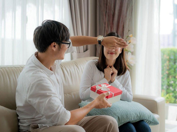 Yêu nhau 2 năm bạn trai chẳng tặng nổi một thỏi son, cô gái đăng đàn hỏi có nên chia tay không thì bị ném đá dữ dội vì sự xuất hiện của kẻ thứ 3 này
