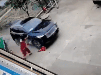 Kinh hoàng clip ghi lại khoảnh khắc em bé bị ô tô cán qua người thương tâm, mẹ hoảng loạn ôm con gào thét