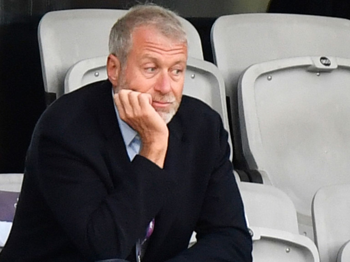 Anh đóng băng tài sản đối với tỷ phú Roman Abramovich, Chelsea nguy cơ không thể mua bán cầu thủ