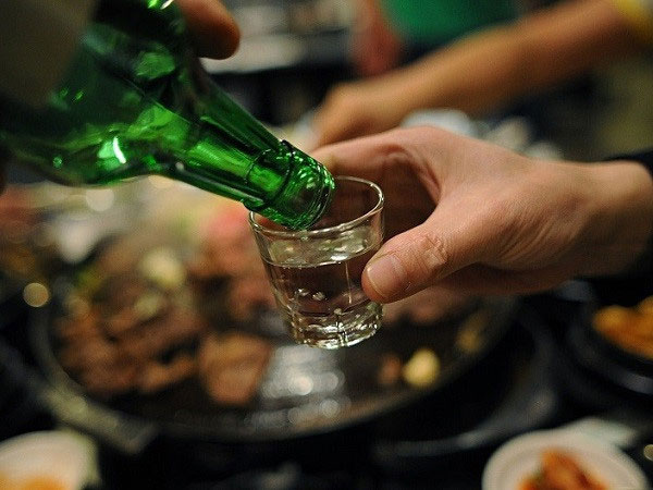 Uống rượu có thể ngăn ngừa lây nhiễm COVID-19?
