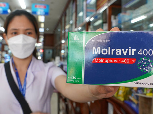 Đã uống Molnupiravir, có cần đeo khẩu trang?