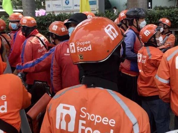 Giá xăng tăng phi mã, shipper ShopeeFood tập trung đòi công ty tăng phí ship, hỗ trợ thêm thu nhập