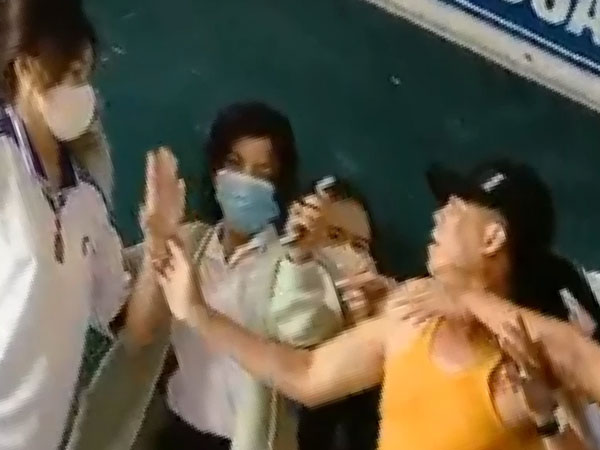 Phụ huynh ngang nhiên xông vào lớp đánh bạn học của con, bảo vệ 'không kịp phản ứng'