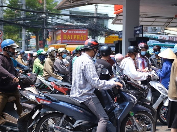 Dân tình vẫn kéo đi đổ xăng trước giờ G