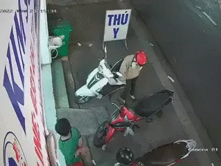 Cô gái trẻ bất ngờ đổ gục trên vỉa hè nghi do đột quỵ, cảnh người mẹ gào khóc cầu cứu khiến ai cũng xót xa