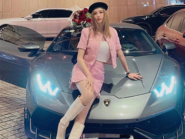 Khám phá xế hộp Lamborghini Huracan 18 tỷ đồng của nữ ca sĩ Hạnh Sino