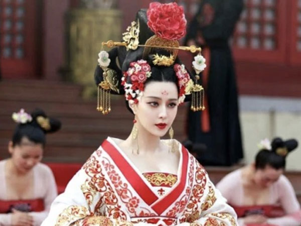 Khi Hoàng đế mới lên ngôi, ông sẽ làm gì với ba nghìn mỹ nữ trong hậu cung do vua cha để lại?