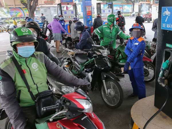 Giá xăng tăng kỷ lục, shipper lo lắng 'làm không đủ tiền trang trải'