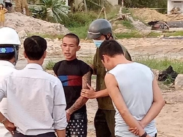 Tài xế 'bốc đồng' dùng xe múc đập nát hai ô tô bị bắt tạm giam