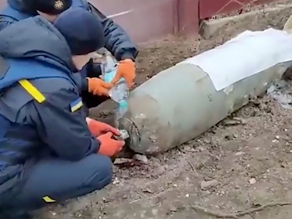 Video: Hai thanh niên Ukraine dùng nước để gỡ bom