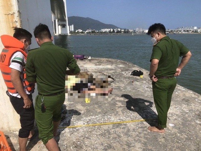 Bàng hoàng phát hiện 2 thi thể gồm 1 thanh niên và 1 người phụ nữ dưới mố cầu