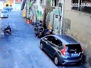Xe đạp điện đang sạc thì bốc cháy, cột lửa bốc cao khiến hàng xóm kinh hoàng