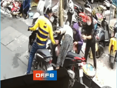 Nam thanh niên vừa mua đồ, vừa tiện tay 'thó' ví của người phụ nữ: Chỉ vài giây ngắn ngủi cũng đủ gây phẫn nộ