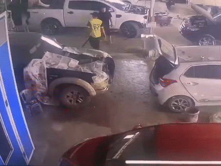 CLIP: Côn đồ xông vào gara ôtô đánh chủ và người làm trọng thương