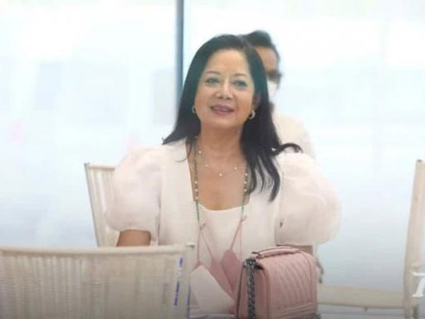 Mẹ diễn viên 'Chiếc lá cuốn bay' nhận bão chỉ trích vì hình ảnh tươi rói và hành động đặt 2 thùng phúng điếu tại đám tang con gái
