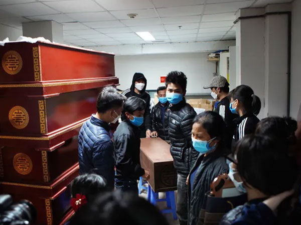 Tiếng khóc xé lòng giây phút đưa bé gái 3 tuổi bị đóng đinh vào đầu đi hoả táng: 'Đau đớn quá'