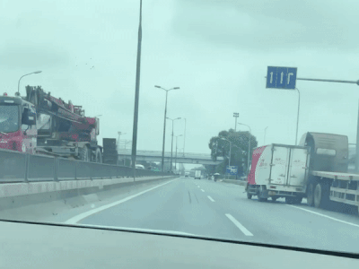 Rùng mình khi xem clip xe container và xe tải chèn ép, rượt đuổi nhau như phim hành động