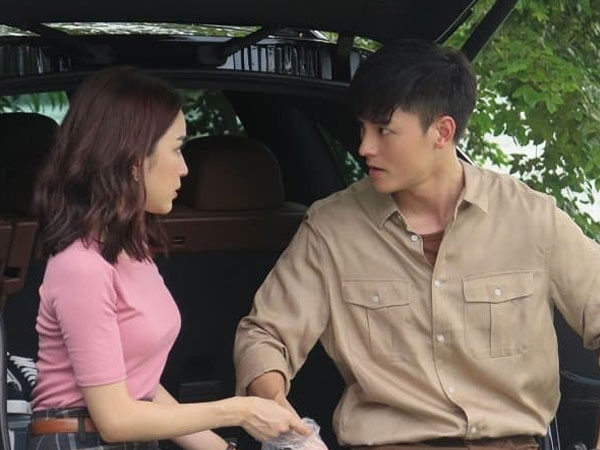 Bố vợ trao 50 cây vàng ngay trong lễ cưới, thế nhưng việc làm ngay sau đó của ông khiến tôi tức giận ném ly rượu xuống đất
