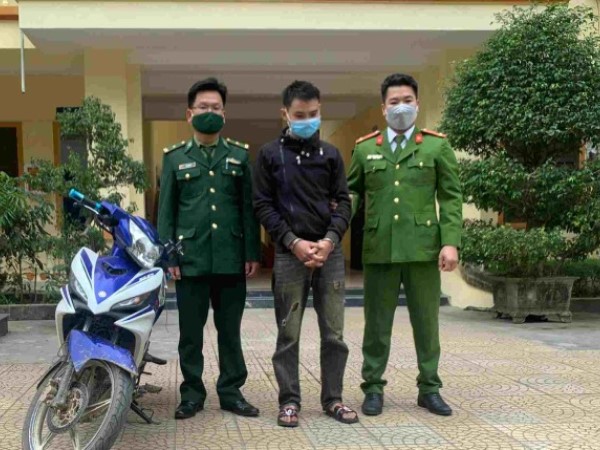 Bắt khẩn cấp đối tượng chuyên cướp điện thoại của học sinh lấy tiền mua ma túy