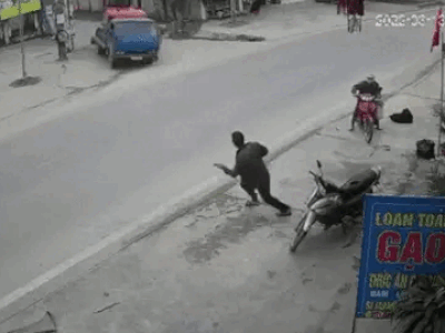Tai nạn thương tâm: Người đàn ông vừa dừng xe máy bên đường, bị chiếc xe cẩu rơi từ trên xe tải xuống đè tử vong