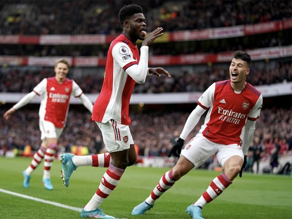 Partey hóa người hùng giúp Arsenal đòi lại vị trí thứ 4 từ tay Man United