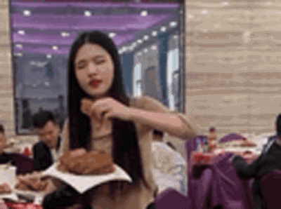 Cô gái đứng cầm đĩa thịt bốc ăn giừa bàn tiệc cưới, tưởng là rất phản cảm nhưng xem nguyên nhân xảy ra trước đó thì ai cũng thông cảm