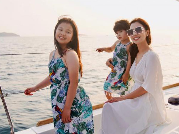 Jennifer Phạm cùng chồng doanh nhân đưa các con đi du lịch, nhan sắc trẻ trung và xinh đẹp của 'bà mẹ 4 con' gây chú ý