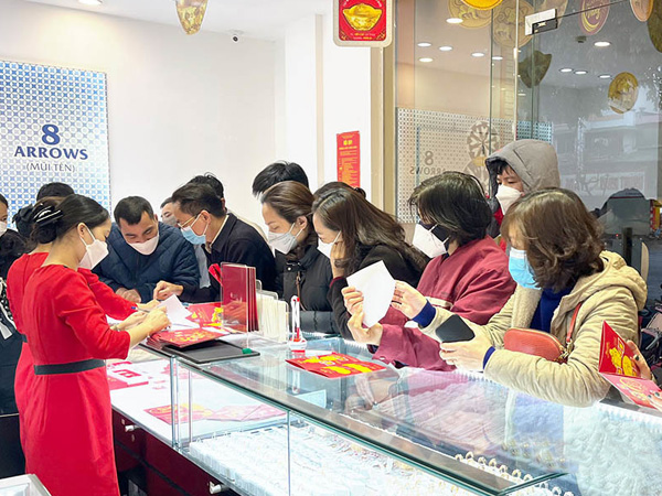 Lướt sóng trên đỉnh, lỗ trăm triệu mua vàng giá 74 triệu/lượng
