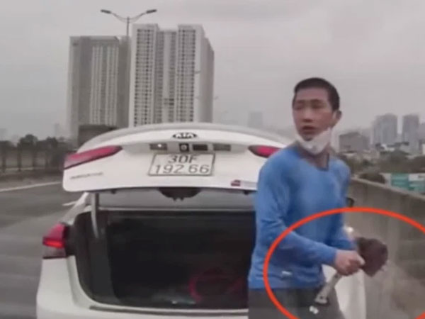 Sau va chạm giao thông, tài xế mở cốp lấy 'hàng nóng' để nói chuyện