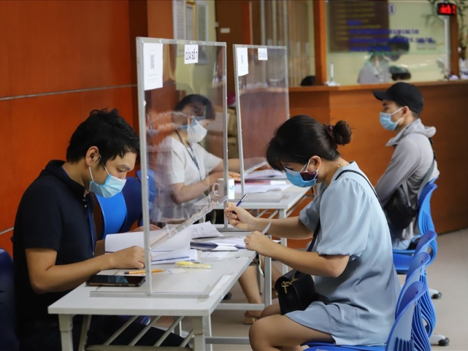 Nhân viên khỏi COVID-19 đồng loạt quay lại công sở: Dịch ở Hà Nội đạt đỉnh?