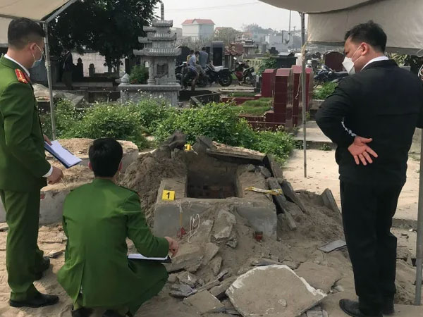 Công an vào cuộc vụ phần mộ cụ ông ở Hà Nội mới an táng bị đập phá, đào xới