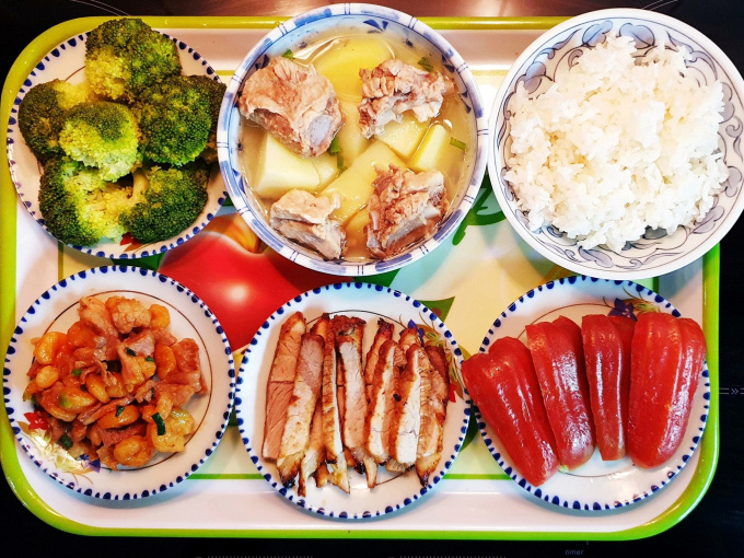 Nịnh vợ đẻ 3 đứa, anh chồng nấu cơm chăm vợ ở cữ khiến chị em thán phục