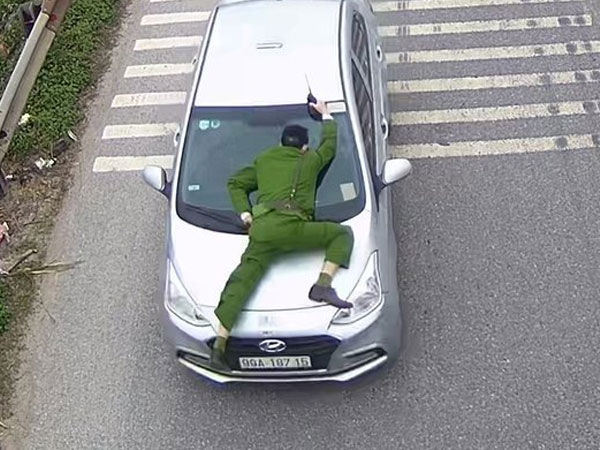 'Quái xế' liều lĩnh nhấn ga ô tô đâm thẳng chiến sĩ cảnh sát rồi vụt chạy nhiều km
