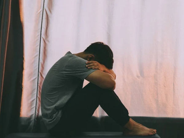 Quan hệ đồng giới, nam thanh niên chết lặng khi nhận tin nhiễm HIV từ bạn tình