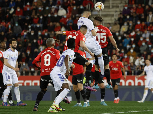 Benzema tiếp tục thăng hoa, Real bỏ xa Sevilla 10 điểm